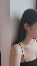 將影片載入圖庫檢視器並播放，Lava Pearl Drop Earrings
